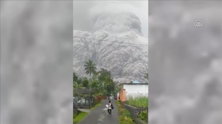 Indonezijski vulkan Semeru eruptirao i izbacuje oblak pepela
