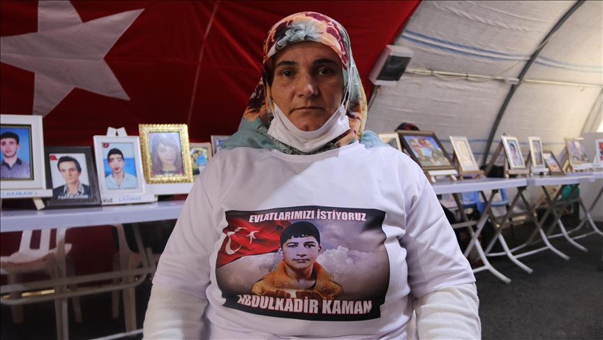 Ji dayikên Diyarbekirê ji bo zarokên xwe bangewaziya "teslîm bibin"