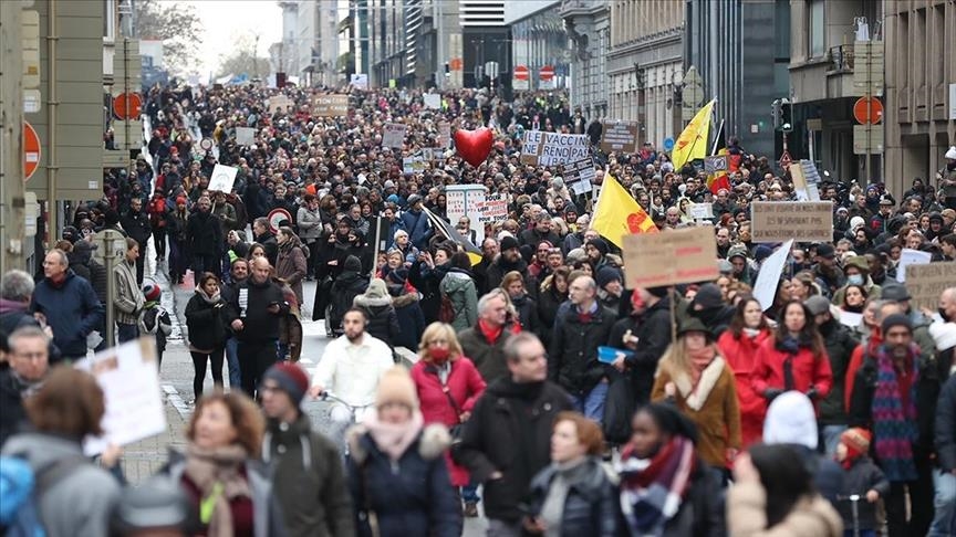 Стотици луѓе маршираа против ограничувањата за Ковид-19 во Белгија