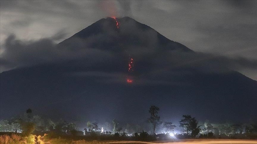 Индонезија: 13 загинати во ерупцијата на вулканот Семеру