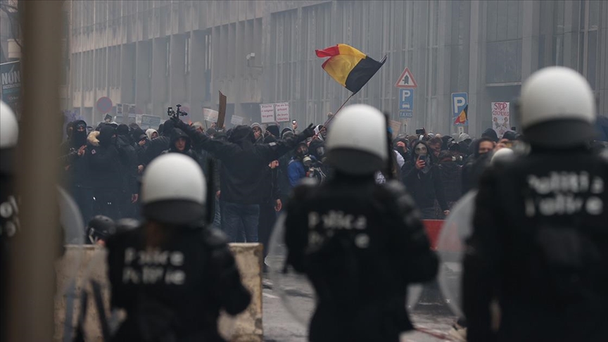Belgijska policija koristi vodene topove i suzavac na protestima zbog COVID-19
