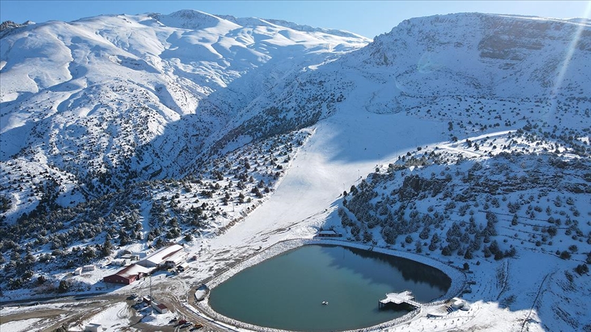 Göl manzaralı Ergan Dağı Kayak Merkezi sezonu açmaya hazırlanıyor