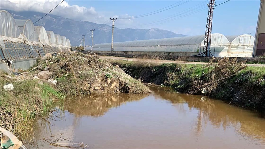 Antalyanın Demre ilçesinde sağanak su baskınlarına neden oldu