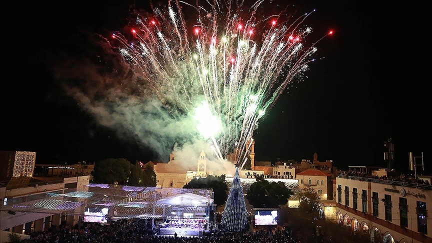 Beytüllahim'de yeni yıl kutlamaları Noel ağacının aydınlatılmasıyla başladı