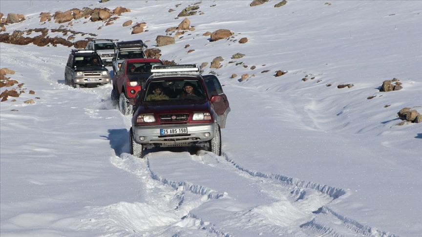 Erzurumda off-road tutkunları 2 bin 600 rakımlı karlı dağlarda kış sezonunu açtı
