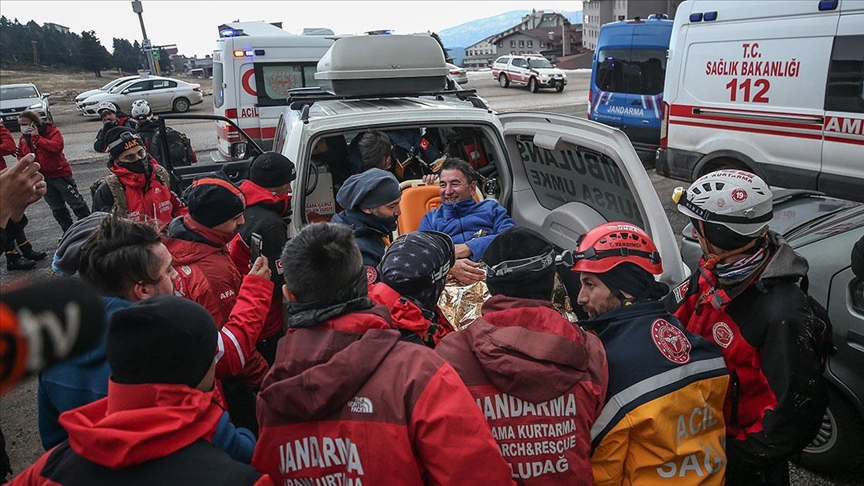 Uludağ'da zirveye doğru yürüyüşe çıkarken mahsur kalan 3 kişiye ulaşıldı