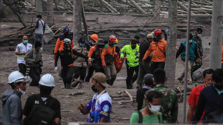 Muertos por erupción del volcán Semeru ascienden a 14 en Indonesia