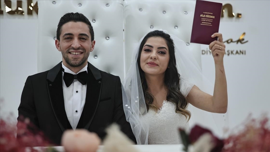 Devlet korumasında büyüyen Dışişleri personeli çift yurt arkadaşlarının şahitliğinde evlendi