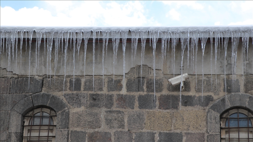 Li Rojhilata Anadoluyê robar, çem û şadirwan ji sermana qerimîn