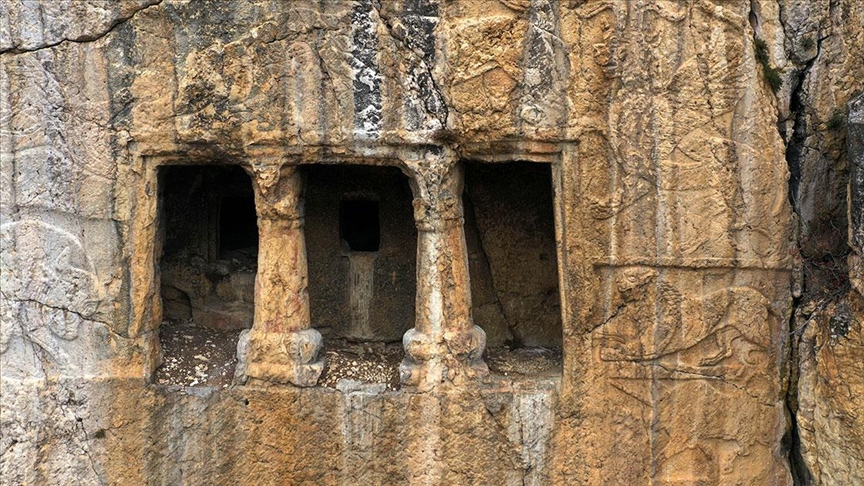 Kastamonudaki Kale Kapı Kaya Mezarı mitolojik kabartmalarıyla öne çıkıyor