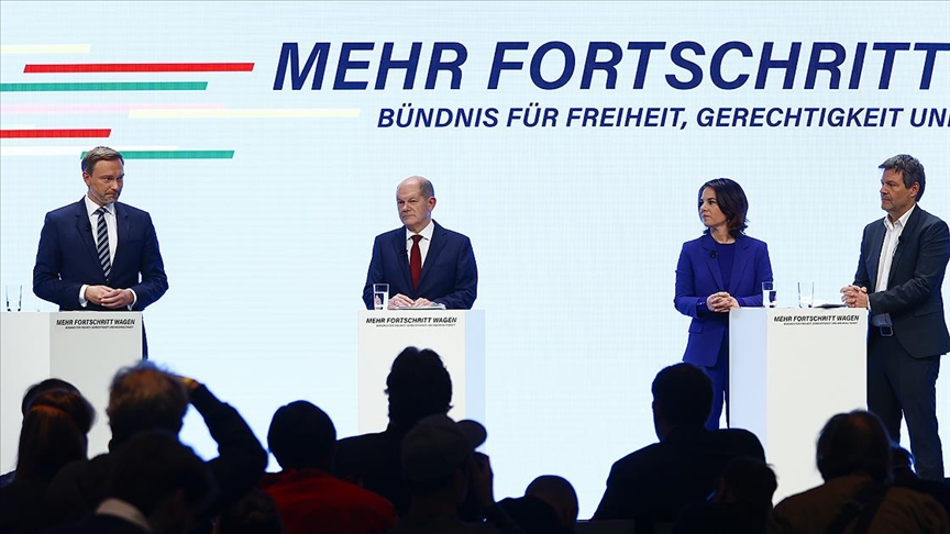Almanya’da SPD, Yeşiller ve FDP’nin üzerinde anlaştığı koalisyon protokolü imzalandı