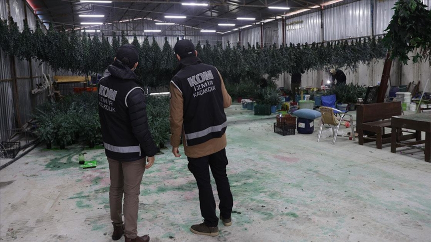 İzmir'de 42 ton kaçak nargile tütünü ele geçirildi