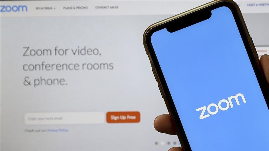 Etats-Unis: le patron d'une société licencie 900 salariés via Zoom