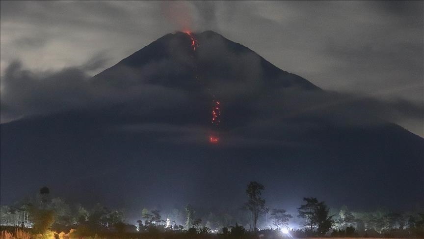 Indonésie : le bilan de l'explosion du volcan Semeru s'alourdit à 34 morts