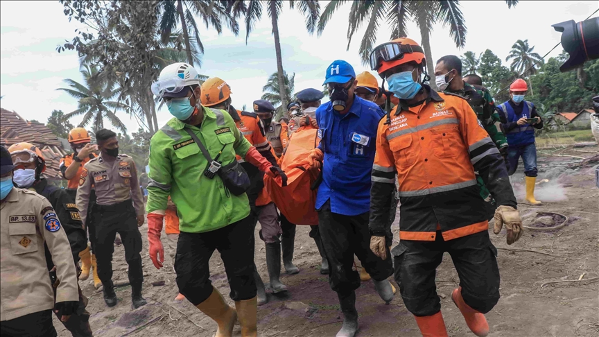 Llega a 34 la cifra de muertos por erupción del volcán Semeru en Indonesia