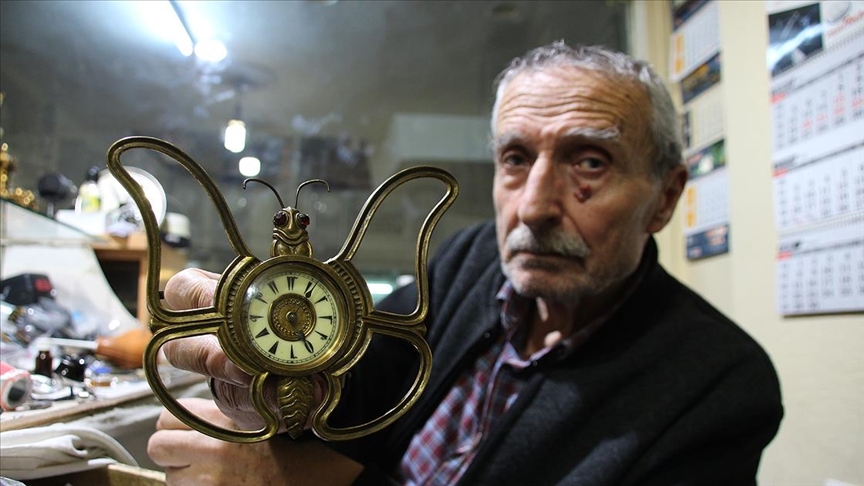 70 yaşındaki saat ustası yarım asırdır zamana ayar veriyor