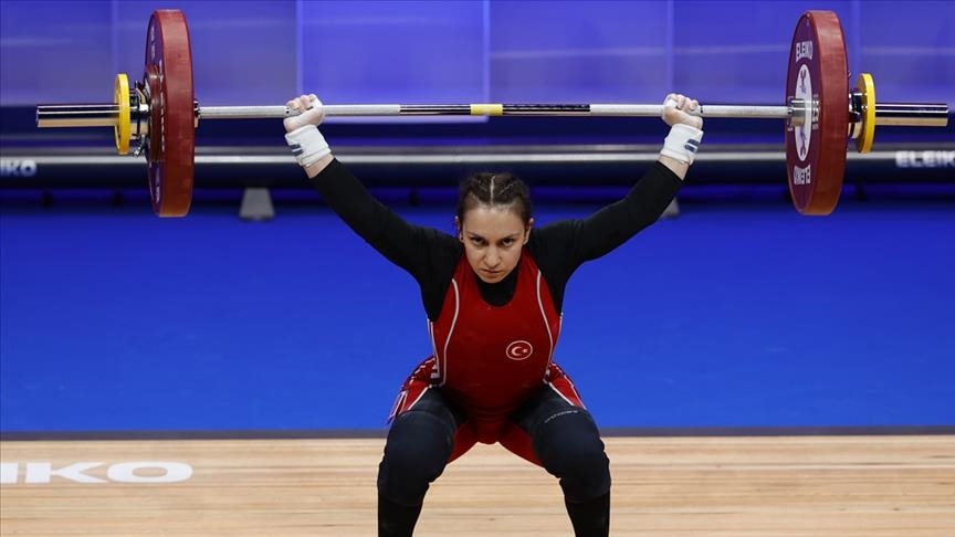 Турецкая тяжелоатлетка завоевала 3 медали ЧМ в Ташкенте