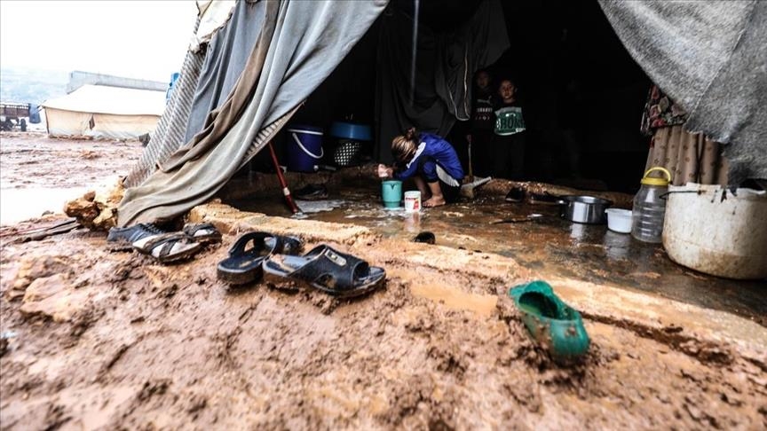 إدلب.. الأمطار الغزيرة تفاقم معاناة سكان المخيّمات