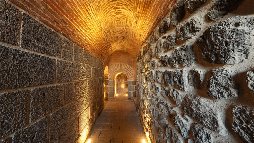 Diyarbakırda tarihi surlardaki Yedikardeş Burcu temizlenerek ışıklandırıldı