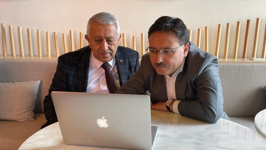 Afyonkarahisar Valisi Çiçek ile Belediye Başkanı Zeybek favori AA karelerini seçti