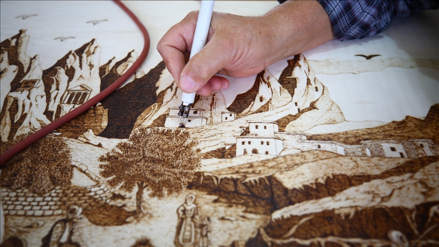 Turska: Paljenjem obrađuje drvo i kreira umjetnička djela