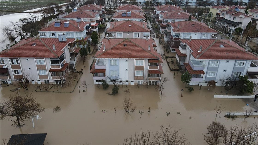 Edirne'de şiddetli yağış nedeniyle Gülçavuş-Sultaniçi sahil yolu ulaşıma kapatıldı