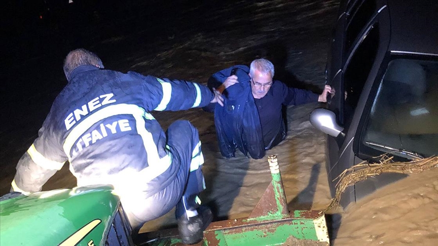 Edirne'de şiddetli yağış nedeniyle araçlarında ve evlerinde mahsur kalanlar kurtarıldı