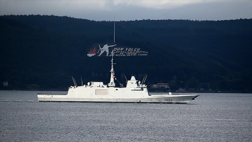 Fransız askeri gemisi Çanakkale Boğazı'ndan geçti