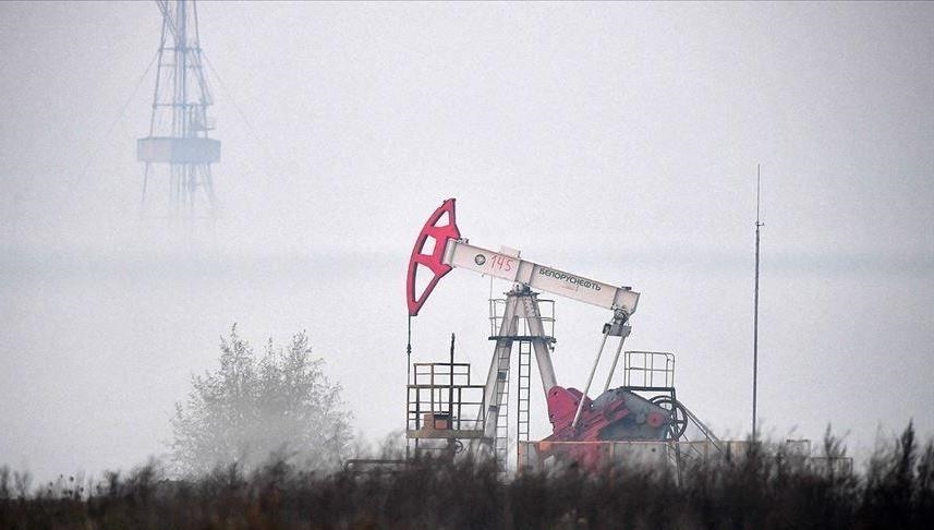 Aumentan precios del petróleo a medida que avanza la variante ómicron de COVID-19