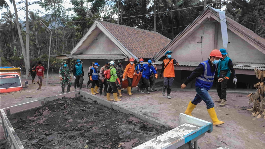 Aumenta a 48 el número de muertes por la erupción del volcán Semeru en Indonesia