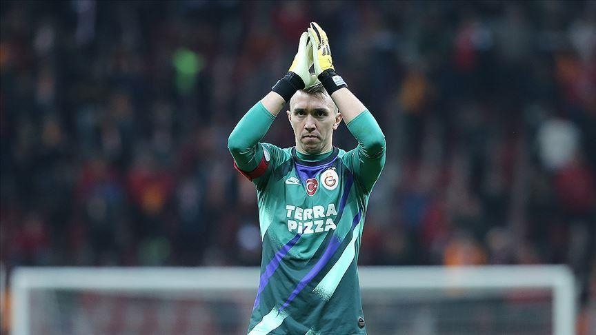 Galatasaray's Muslera suffered serious knee injury, says Istanbul team
