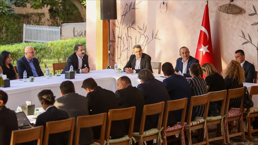 دیدار وزیر خارجه ترکیه با بازرگانان ترک در دبی