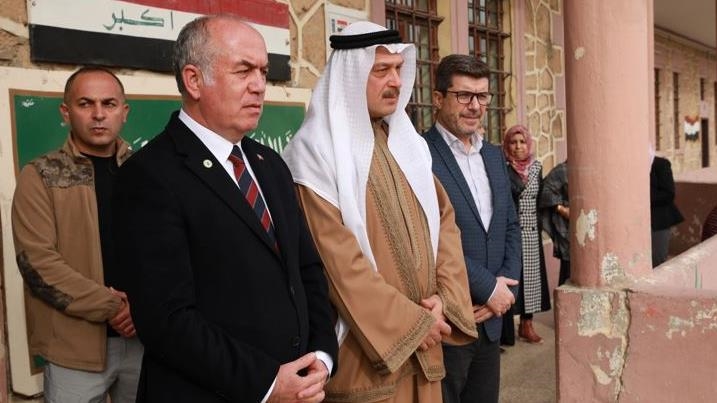 العراق.. القنصل التركي في الموصل يزور مدرسة يتيمات