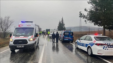 amasya da yolcu otobusu devrildi 2 kisi oldu 24 kisi yaralandi