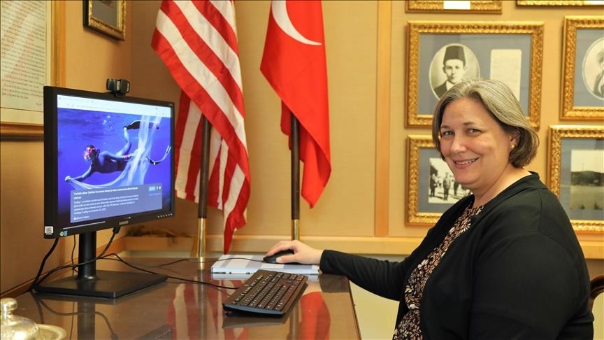 US consul general in Istanbul votes in Anadolu Agency photo contest