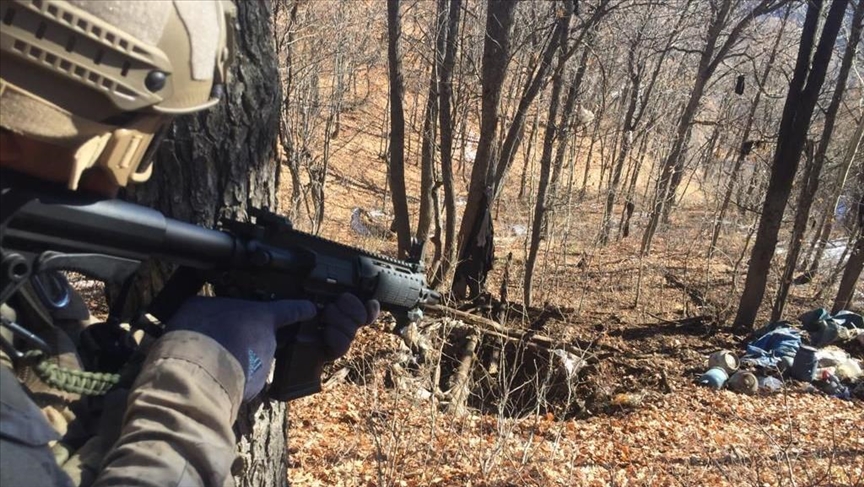 Tunceli'de Eren Kış-6 Operasyonu ile teröristlerin inleri imha ediliyor