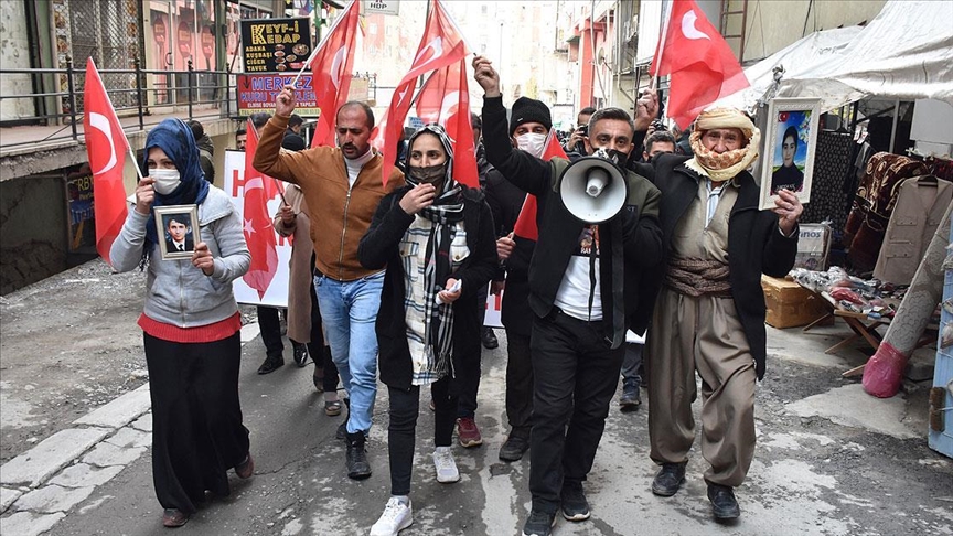 Hakkari'de terör mağduru aileler HDP İl Başkanlığı önünde eylem yaptı
