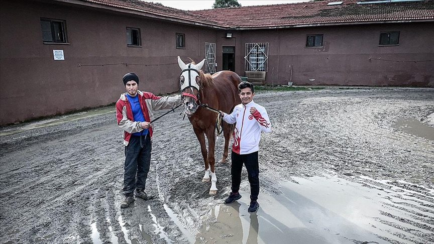 Hipodromda seyis, ringde 'demir yumruk' kick boksçu