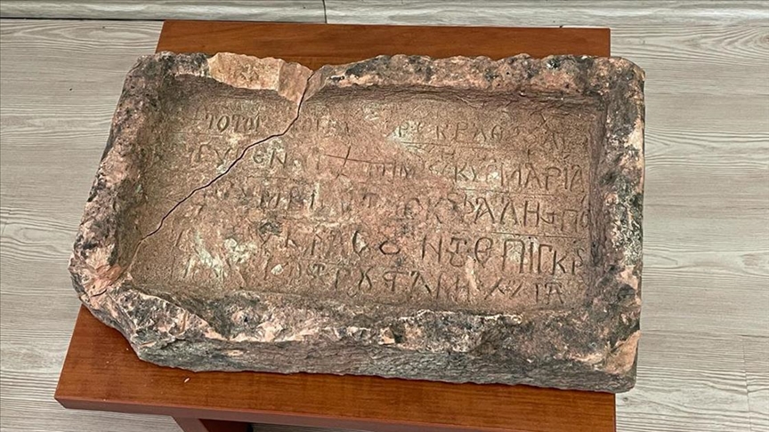 Giresun Adasındaki kazılarda 14. yüzyıla ait kitabe bulundu
