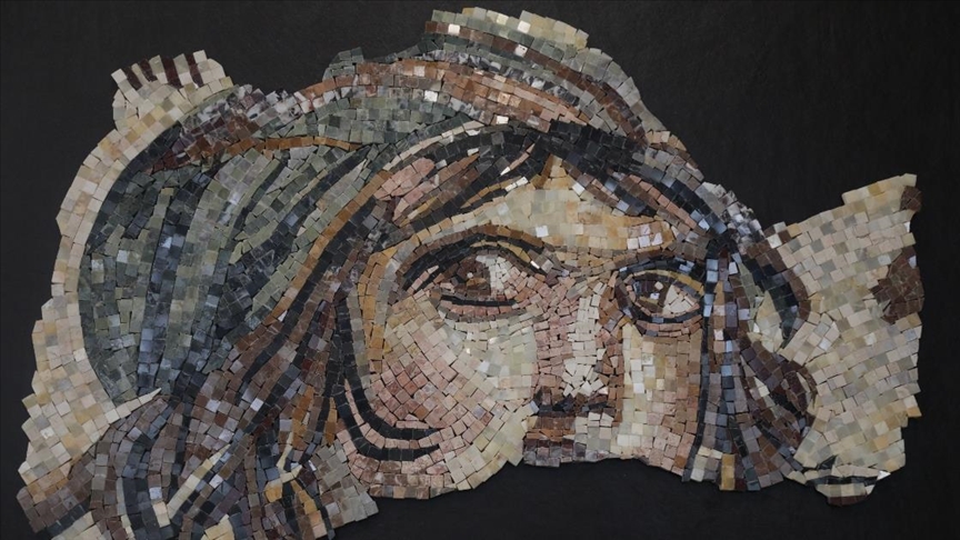 Anadoluda insanlığın izleri cam, seramik, mozaik ve çinilere yansıtıldı