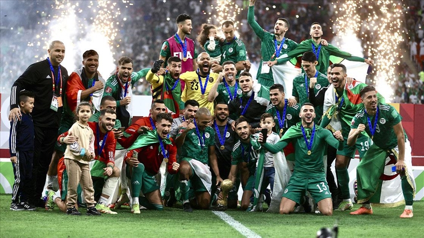 بالأغاني والأعلام.. الجزائريون في الدوحة يحتفلون بكأس العرب