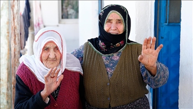 98 yaşındaki annesine özenle bakıyor