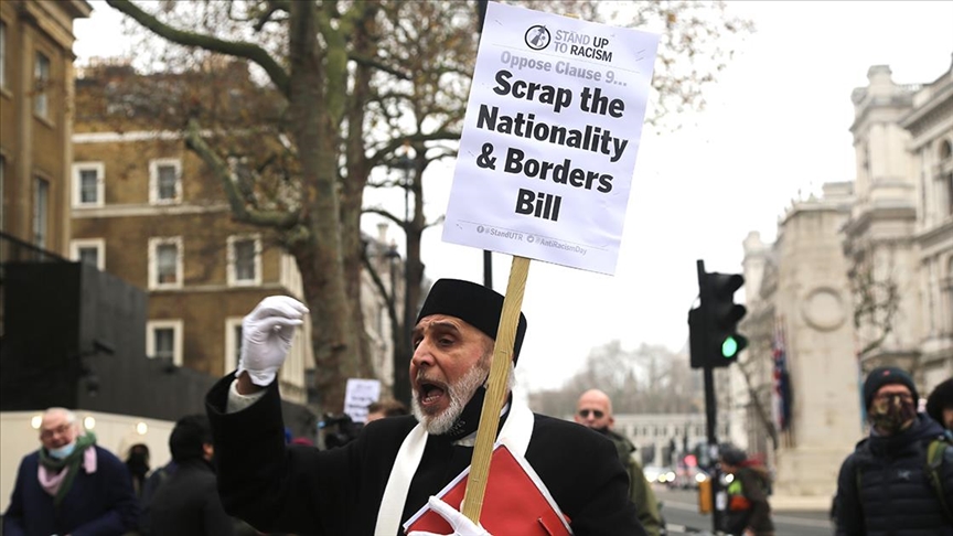 İngilterede başbakanlık konutu önünde mülteci karşıtı yasa tasarısı protesto edildi