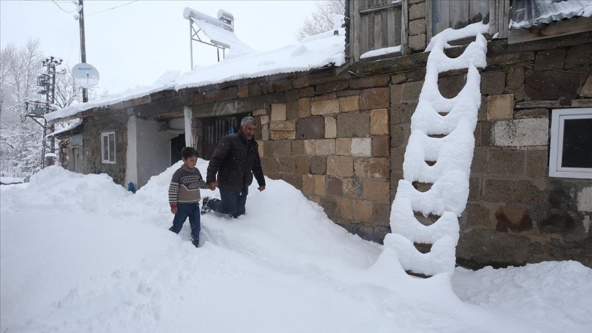 Muşta yüksek rakımlı köylerdeki bazı evler kar altında kaldı
