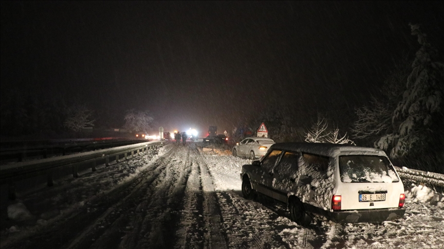 Denizli-Antalya kara yolunda kar yağışı nedeniyle ulaşım kontrollü sağlanıyor