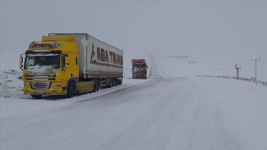 Tunceli-Erzincan kara yolu yoğun kar nedeniyle tır geçişlerine kapatıldı