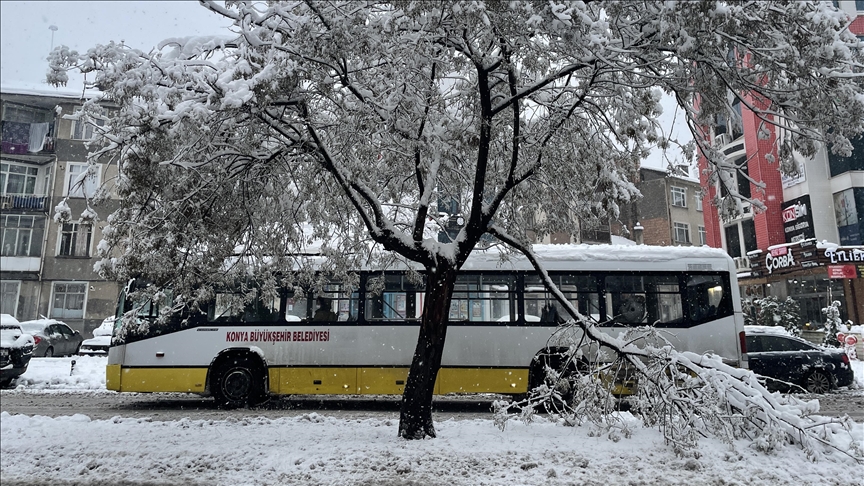 Konya'da kar yağışı hayatı olumsuz etkiliyor