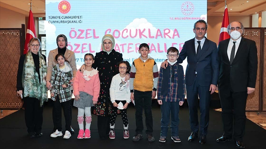 Emine Erdoğan, özel öğrencilere eğitim materyali taşıyan tırları uğurladı