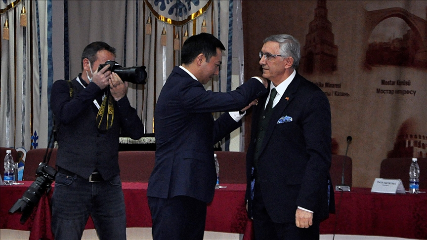 Ректору университета «Манас» вручили награду в Кыргызстане