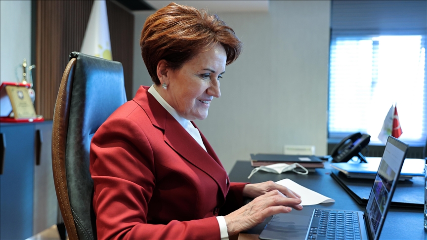 İYİ Parti Genel Başkanı Akşener 'Yılın Fotoğrafları'nı oyladı